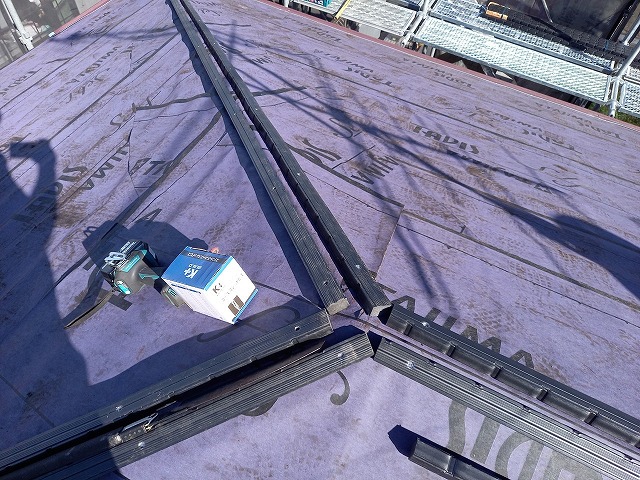 棟に下地材タルキ打ち付け